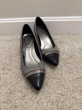 Dexflex Comfort Pointed Toe Kitten Heels in Gray Herringbone with Black Cap